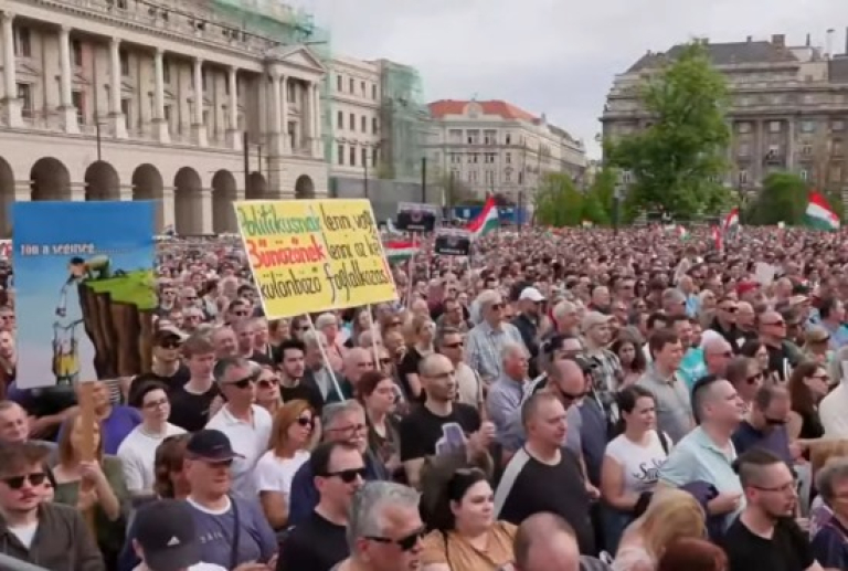 Węgrzy przeciw Orbanowi